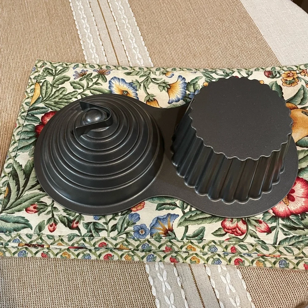Wilton Giant Cupcake Pan makes large cupcake Great for all‎ holidays parties NEW